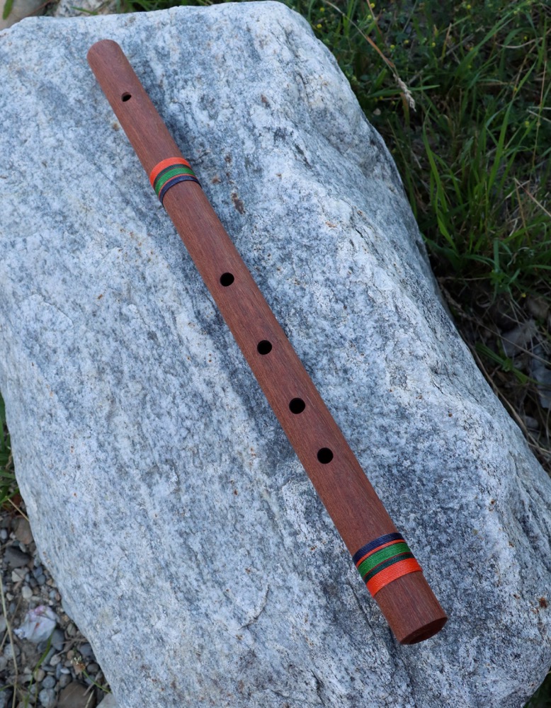 Pentatonische Flöte aus  Zedernholz Dur  Bass D 432 hz 