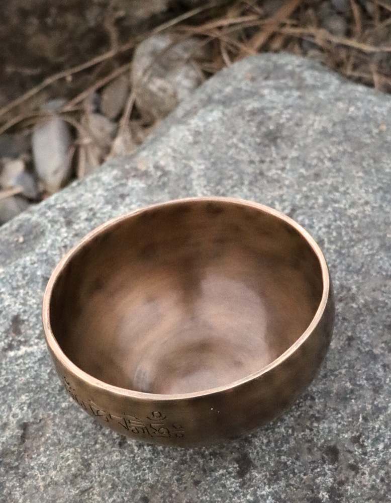 Klangschale Vollmond Chiron 14 cm inkl. Schlägel und Kissen