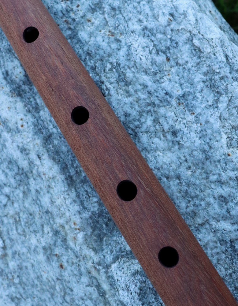 Pentatonische Flöte aus  Zedernholz Dur  Bass D 432 hz 