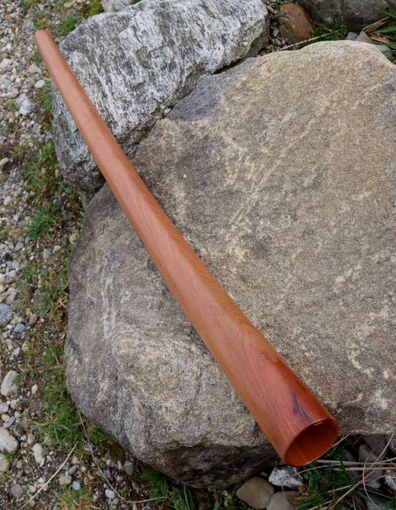 Didgeridoo aus schweizer Birnholz  D 440 hz 146 cm