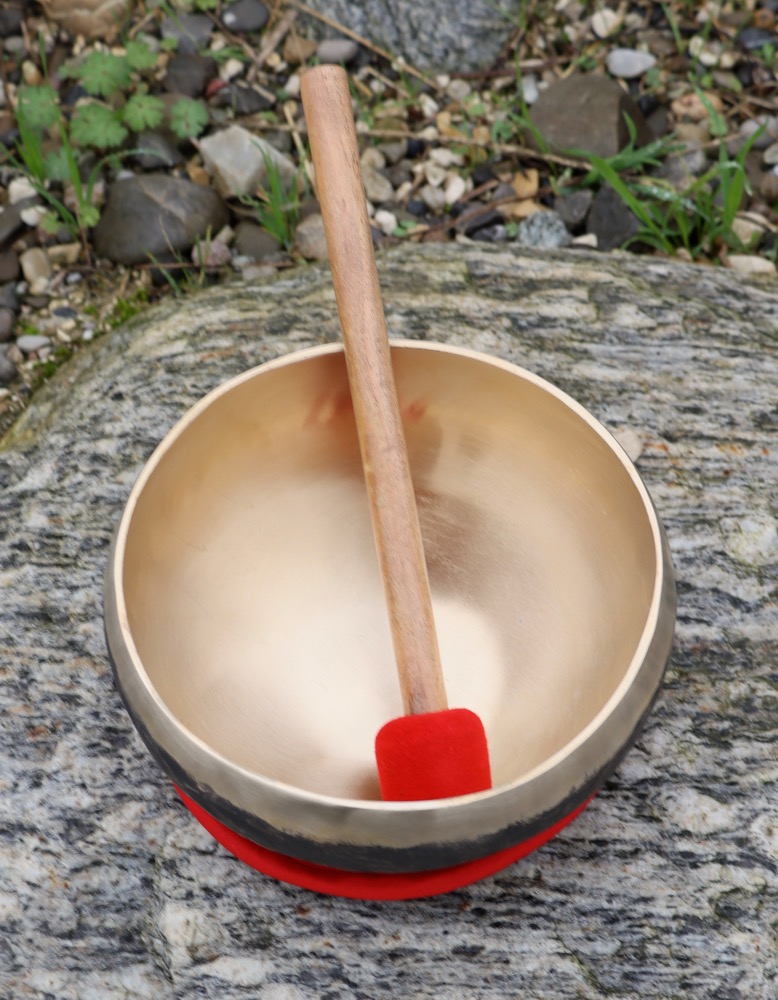 Klangschale Orisha schwarz  17 cm inkl. Schlägel und Kissen