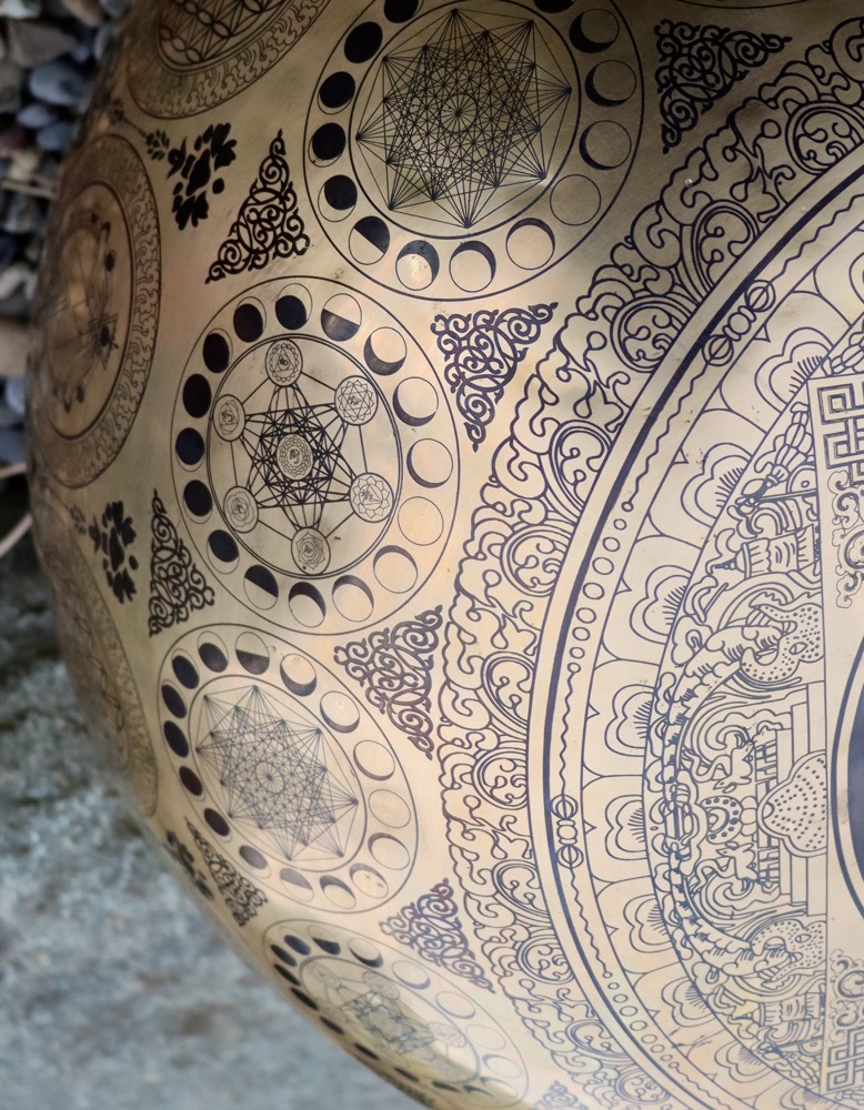 Fussklangschale graviert OM Tageston 48 cm  inkl. Schlägel und Kissen