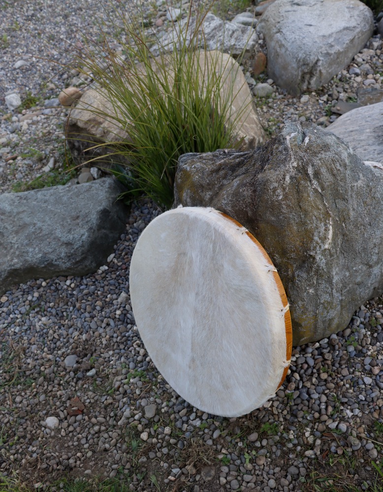   Schamanen Trommel Ziege 50,5 cm mit Federn und Edelsteinkugel