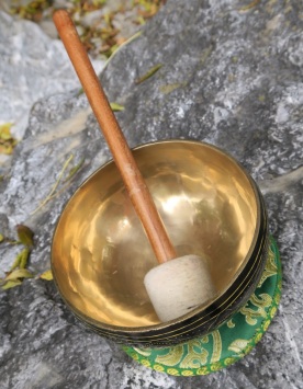 Klangschale Mantra  17 cm graviert inkl. Schlägel u Kissen