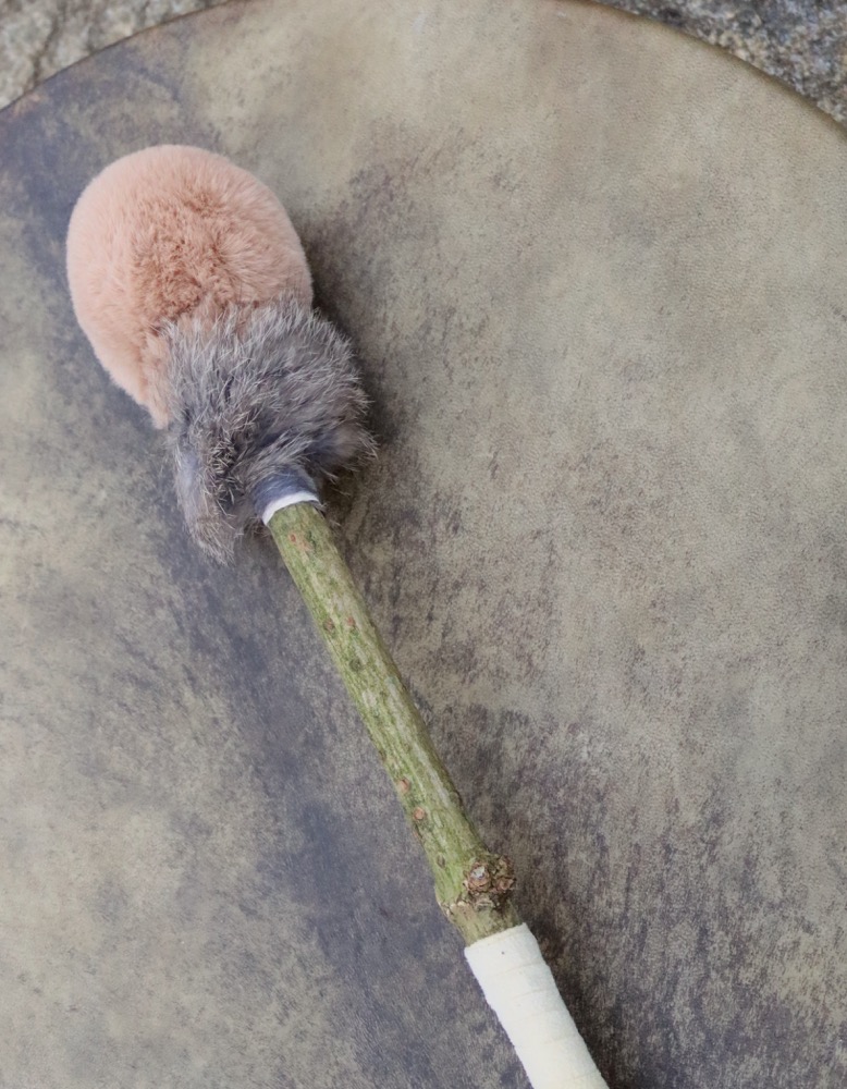 Erdentrommel Neumond März 26 Rothirsch Kuh 50,5 cm