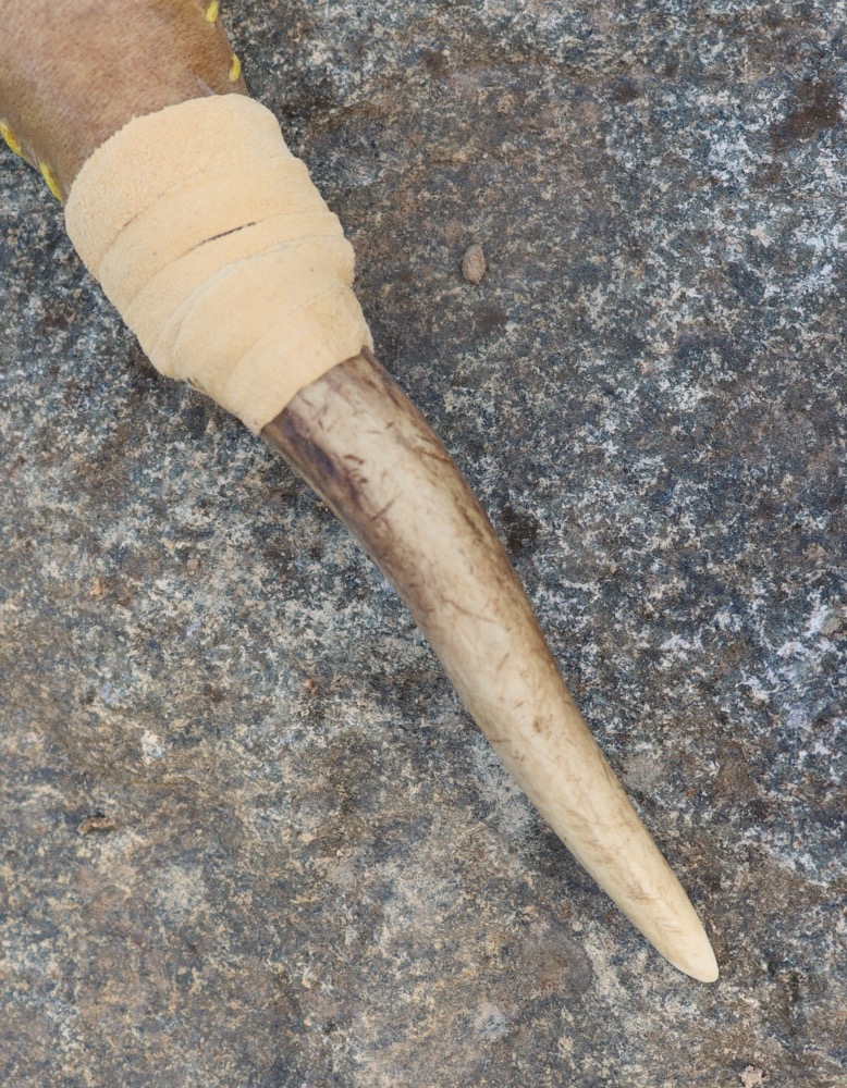 Schamanische Hautrassel Hirschgeweih voluminöser Kopf