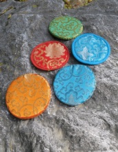 Klangschale Mantra  17 cm graviert inkl. Schlägel u Kissen