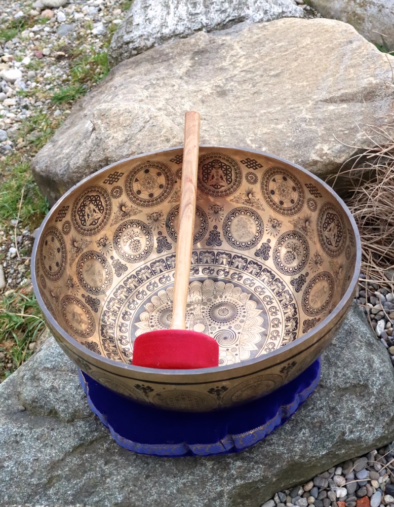 Fussklangschale graviert OM Tageston 48 cm  inkl. Schlägel und Kissen