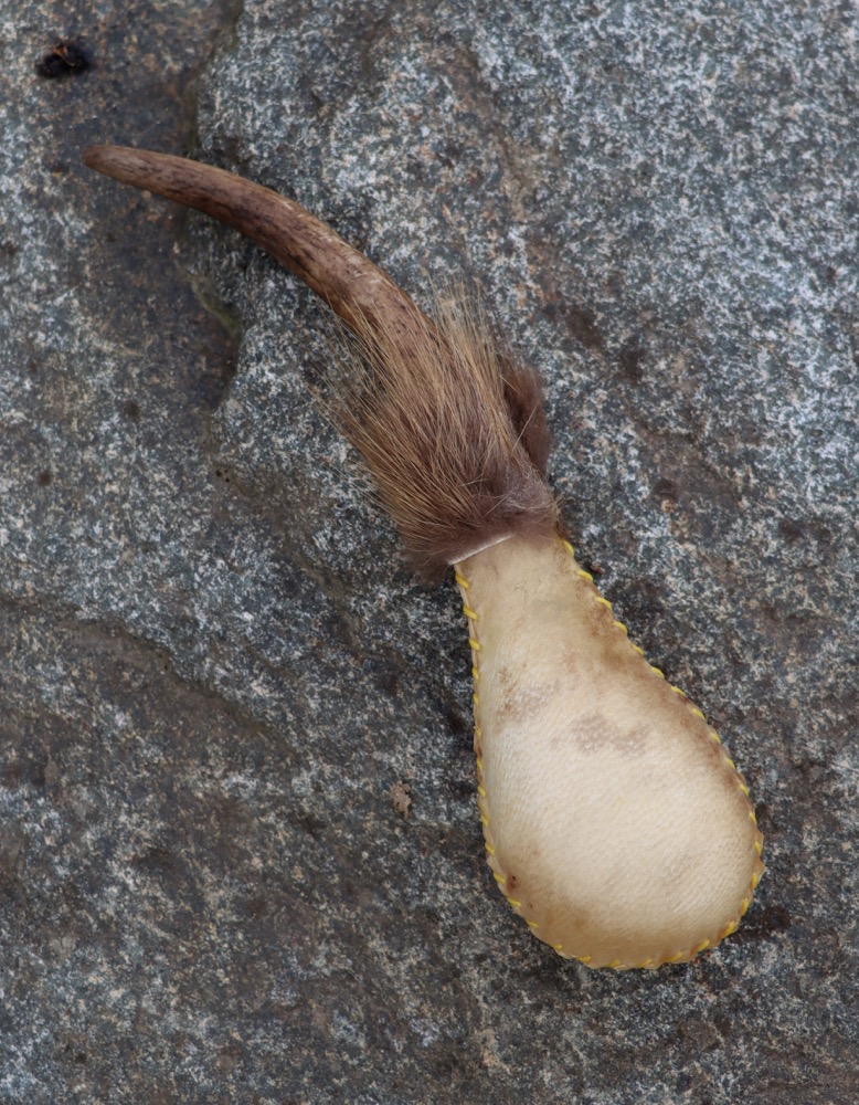 Schamanische Hautrassel klein Hirschgeweih 