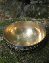 Klangschale Mantra  17 cm graviert inkl. Schlägel u Kissen