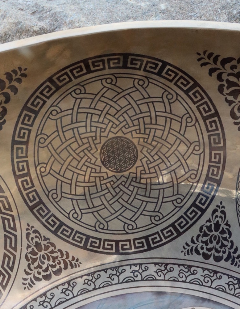 Fussklangschale graviert SONNE 53 cm inkl. Schlägel und Kissen