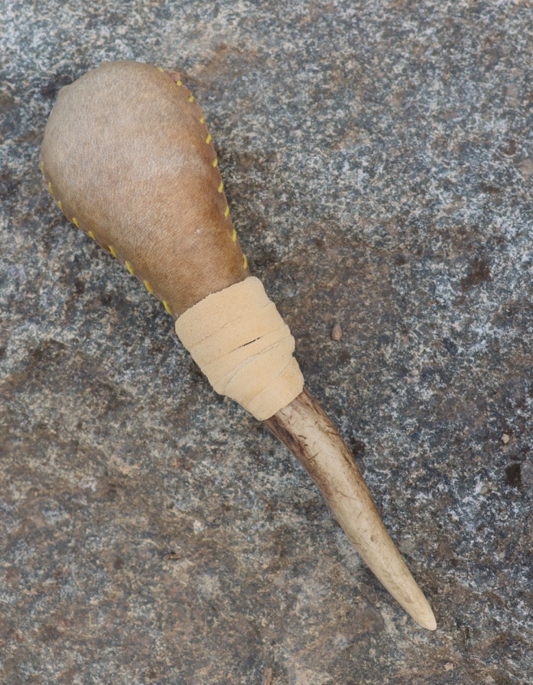Schamanische Hautrassel Hirschgeweih voluminöser Kopf