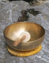 Klangschale Om Tageston 30 cm inkl. Schlägel und Kissen