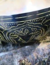 Klangschale Mantra  17 cm graviert inkl. Schlägel u Kissen